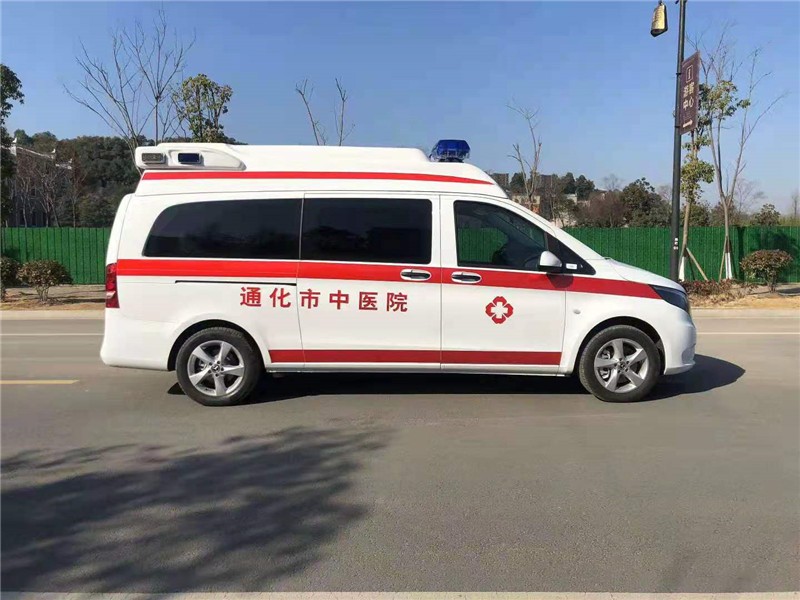 奔馳威霆監護型救護車 (7).jpg